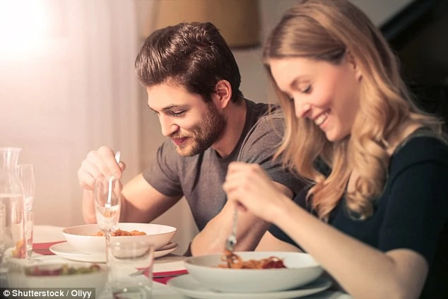 Nhiều người vẫn ăn tối theo cách này mà không biết rằng nó có thể làm tăng nguy cơ ung thư vú và ung thư tuyến tiền liệt. ăn tối muộn