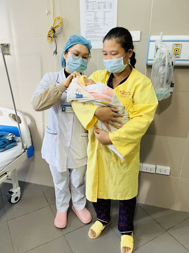 Em bé sơ sinh nặng 900g và điều kỳ diệu sau 2 tháng phát triển sức khỏe trẻ em
