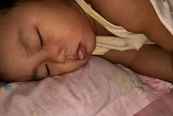 Bé gái 5 tuổi suýt gặp nguy hiểm vì đi ngủ ngay sau khi ăn no. ăn no