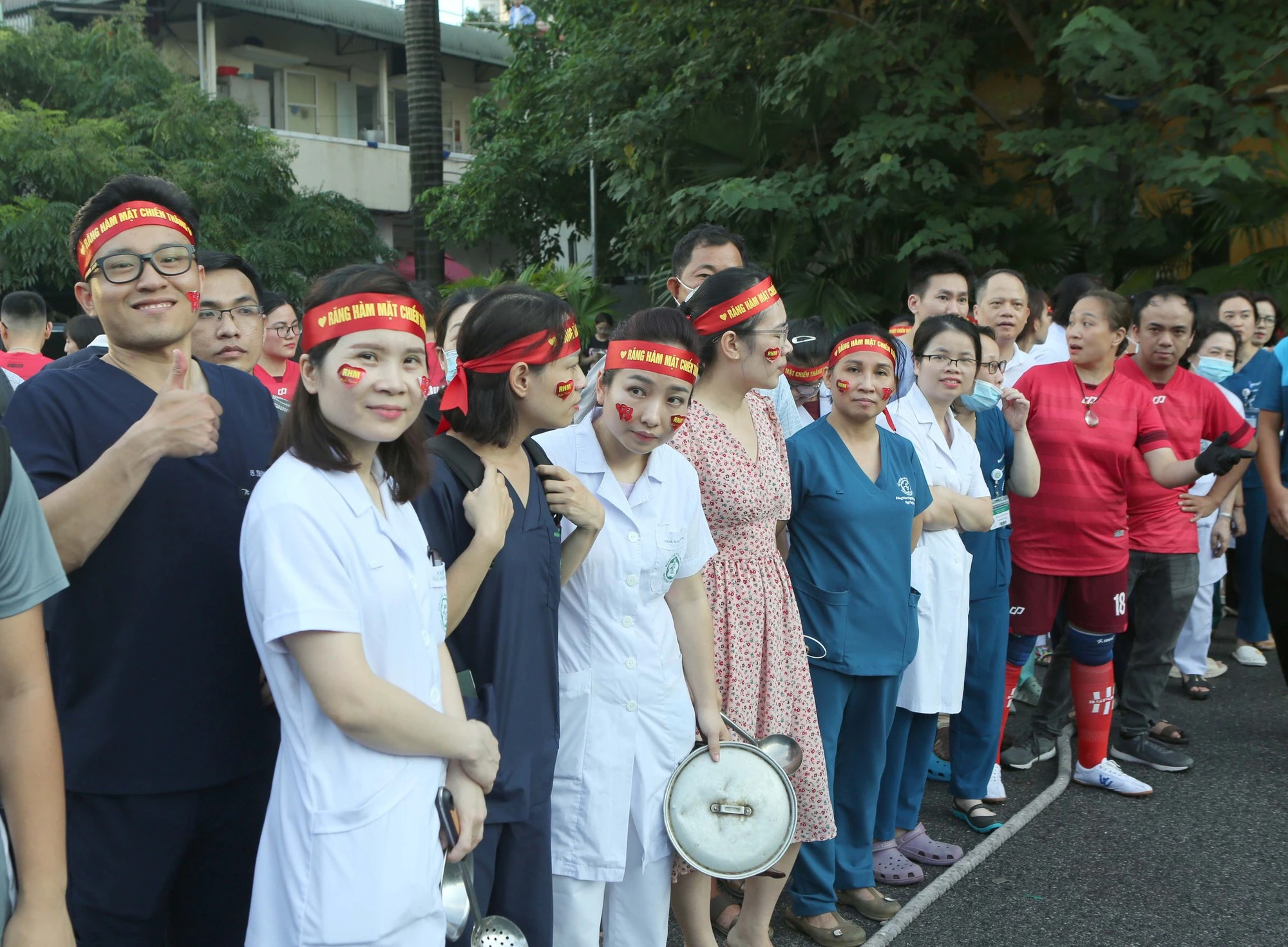Hình ảnh ấn tượng của các nữ nhân viên y tế trong lĩnh vực thể thao. chăm sóc sức khỏe nhân dân