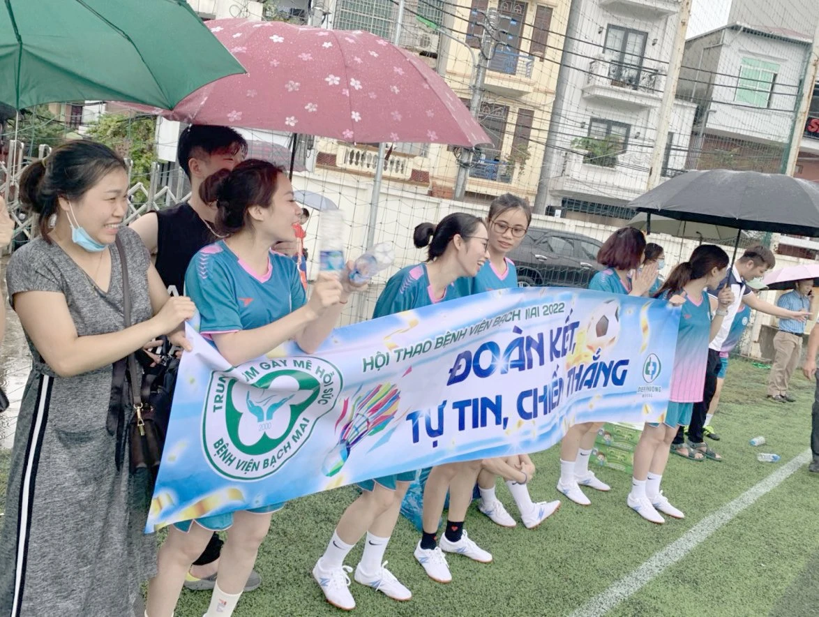 Hình ảnh ấn tượng của các nữ nhân viên y tế trong lĩnh vực thể thao. nhân viên y tế