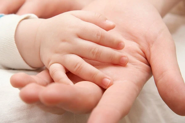 Có thể nhận biết tình trạng sức khỏe của trẻ qua móng tay? màu sắc móng tay