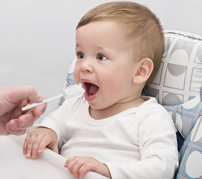 Bố mẹ cần ngay lập tức điều chỉnh 4 thói quen này của trẻ, nếu không sẽ gây hại cho hàm răng của bé. chăm sóc răng miệng