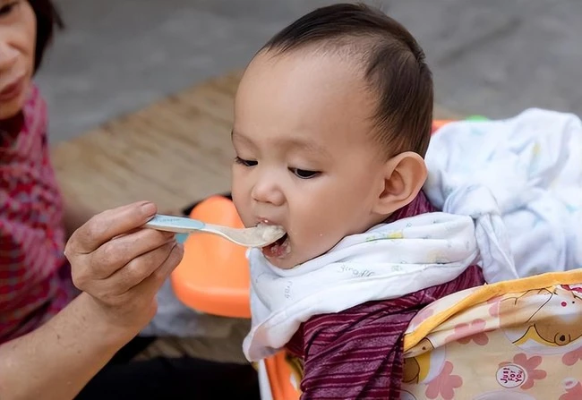 Sai lầm vào buổi tối trước khi ngủ có thể cản trở sự phát triển chiều cao của trẻ. thiếu hụt hormone tăng trưởng