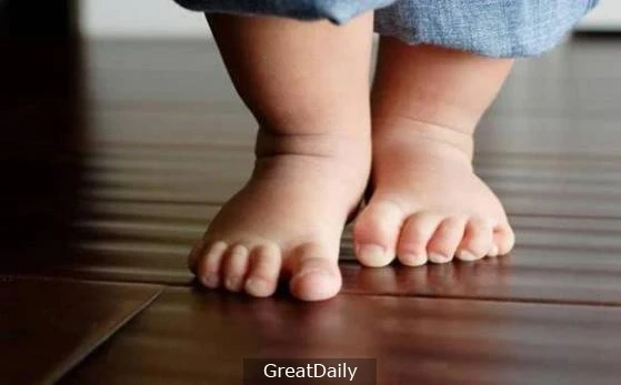 Mẹ trẻ mua giày rộng cho con với ý định "trừ hao", không ngờ lại mang hại suốt đời cho con. Tiết kiệm tiền