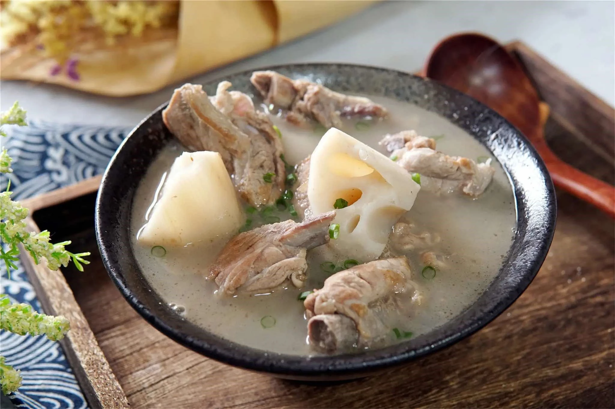 "Từ những loại thuốc quý tự nhiên: 5 món ăn ngon giúp thải độc ruột, làm đẹp da và tăng cường sức khỏe tim mạch" tôm xào củ sen