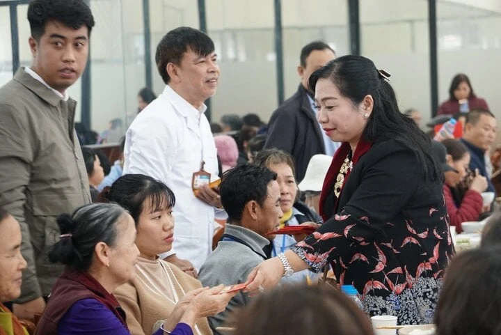 Mẹ vui mừng khi thấy con ăn cơm sau 3 tháng kiên cường chống chọi với bệnh ung thư. con bị ung thư