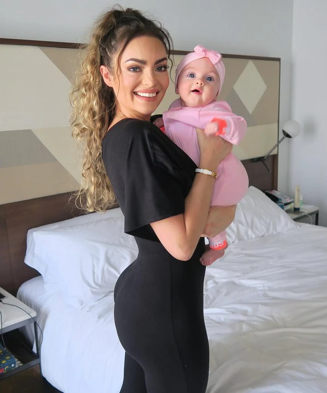 Bụng phẳng sau sinh: "Hot mom phòng gym" chia sẻ bí quyết quan trọng dành cho các mẹ. hot mom - hot dad