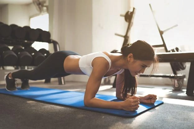 Bài tập giúp giảm mỡ bụng và tạo dáng hông thon gọn. Plank