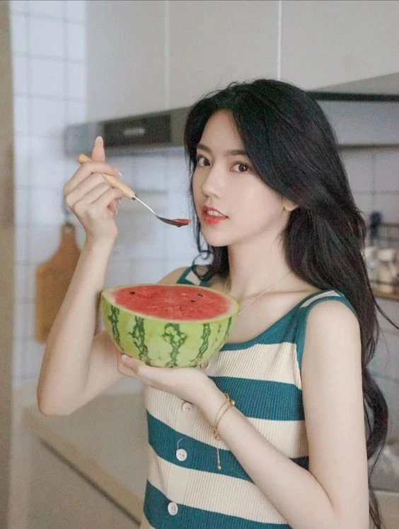 "5 Thói Quen Khiến Chị Em Khó Giảm Cân, Dù Ăn Ít: Sai Lầm Thường Gặp Của 90% Dân Văn Phòng" làm việc cả những ngày cuối tuần