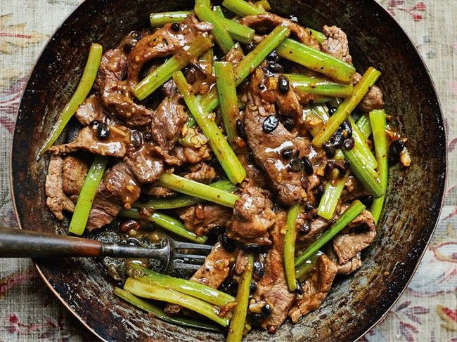 Rau giòn ngon giúp giảm cân, ngừa ung thư và làm đẹp da: Nhiều người biết nhưng vẫn "chê" vì mùi hăng. cần tây