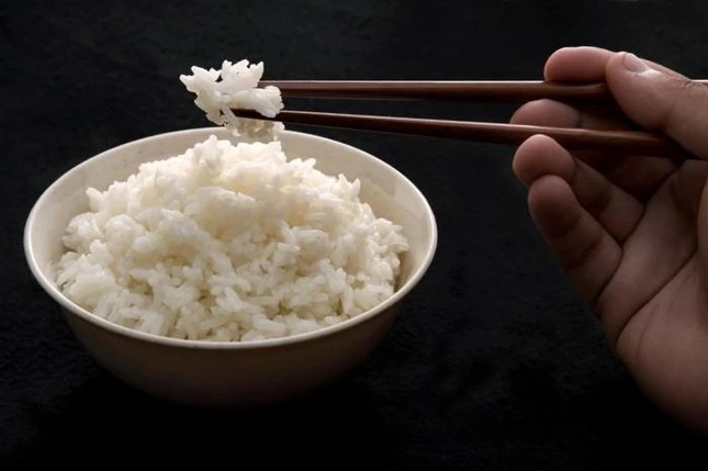 Những tác hại bất ngờ từ việc ăn cơm nguội và nhóm người cần kiêng kỵ món ăn này hoàn toàn. ăn cơm nguội